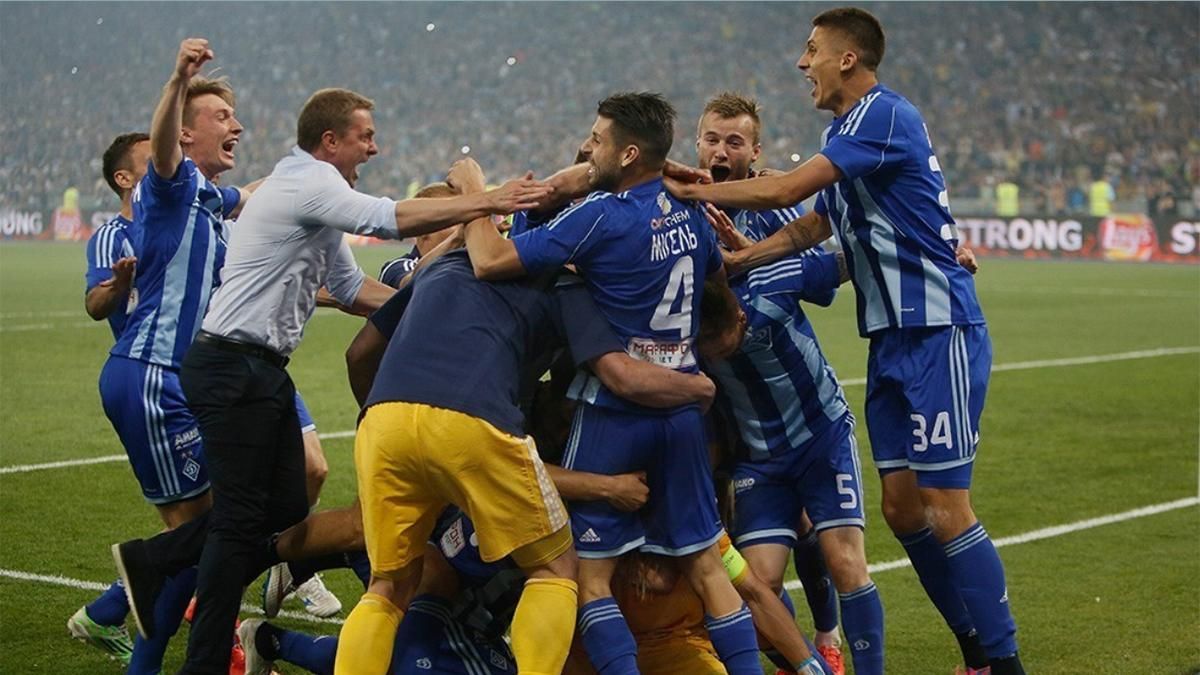 Сотни фанов на поле: 5 лет назад "Динамо" победило "Шахтер" в финале Кубка Украины – видео Сотни фанов на поле: 5 лет назад "Динамо" победило "Шахтер" в финале Кубка Украины – видео