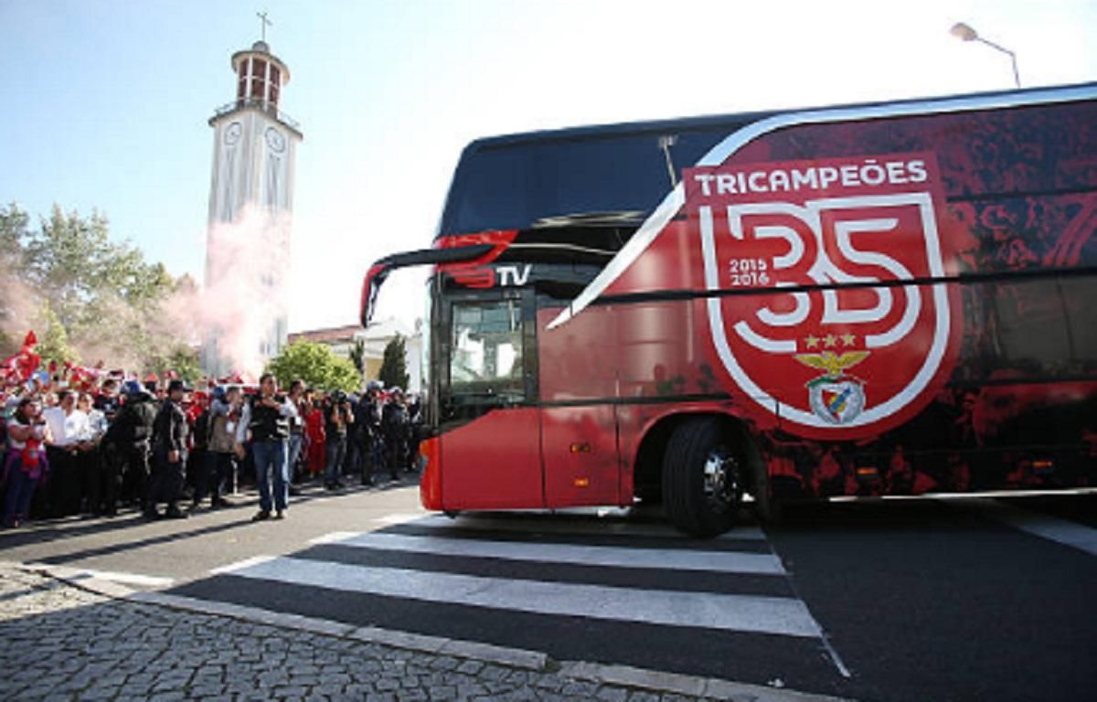 На футболистов "Бенфики" напали с камнями: пострадавшие в больнице На футболистов "Бенфики" напали с камнями: пострадавшие в больнице