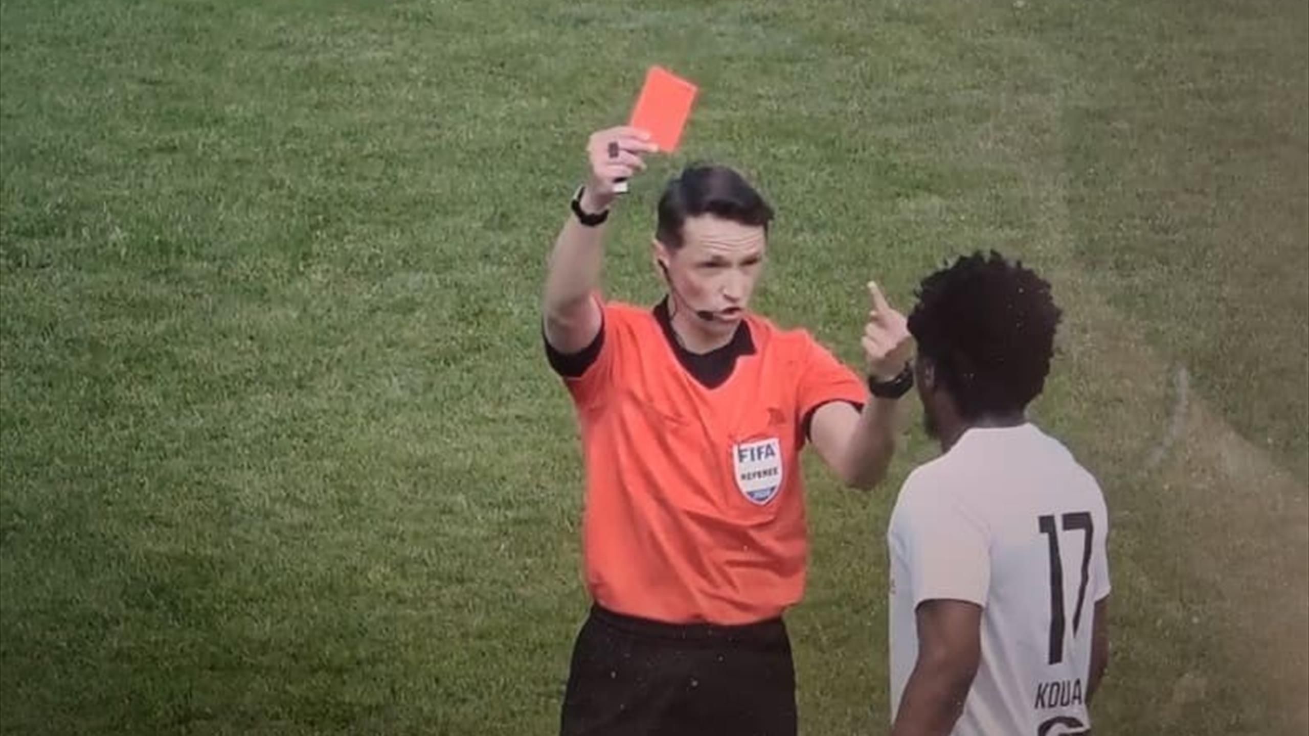 Арбітр вилучив футболіста, показавши середній палець: його ледь не звинуватили в расизмі Арбітр вилучив футболіста, показавши середній палець: його ледь не звинуватили в расизмі