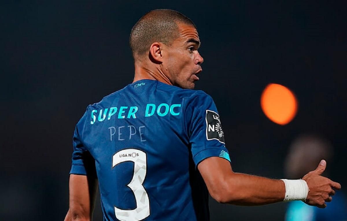 Футбольный "Порту" ярко поблагодарил врачей за работу: написали фамилию от руки – фото Футбольный "Порту" ярко поблагодарил врачей за работу: написали фамилию от руки – фото