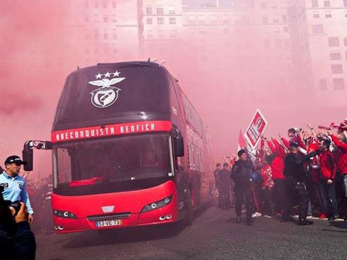 Забросали камнями: появилось видео нападения фанатов на автобус футболистов "Бенфики"