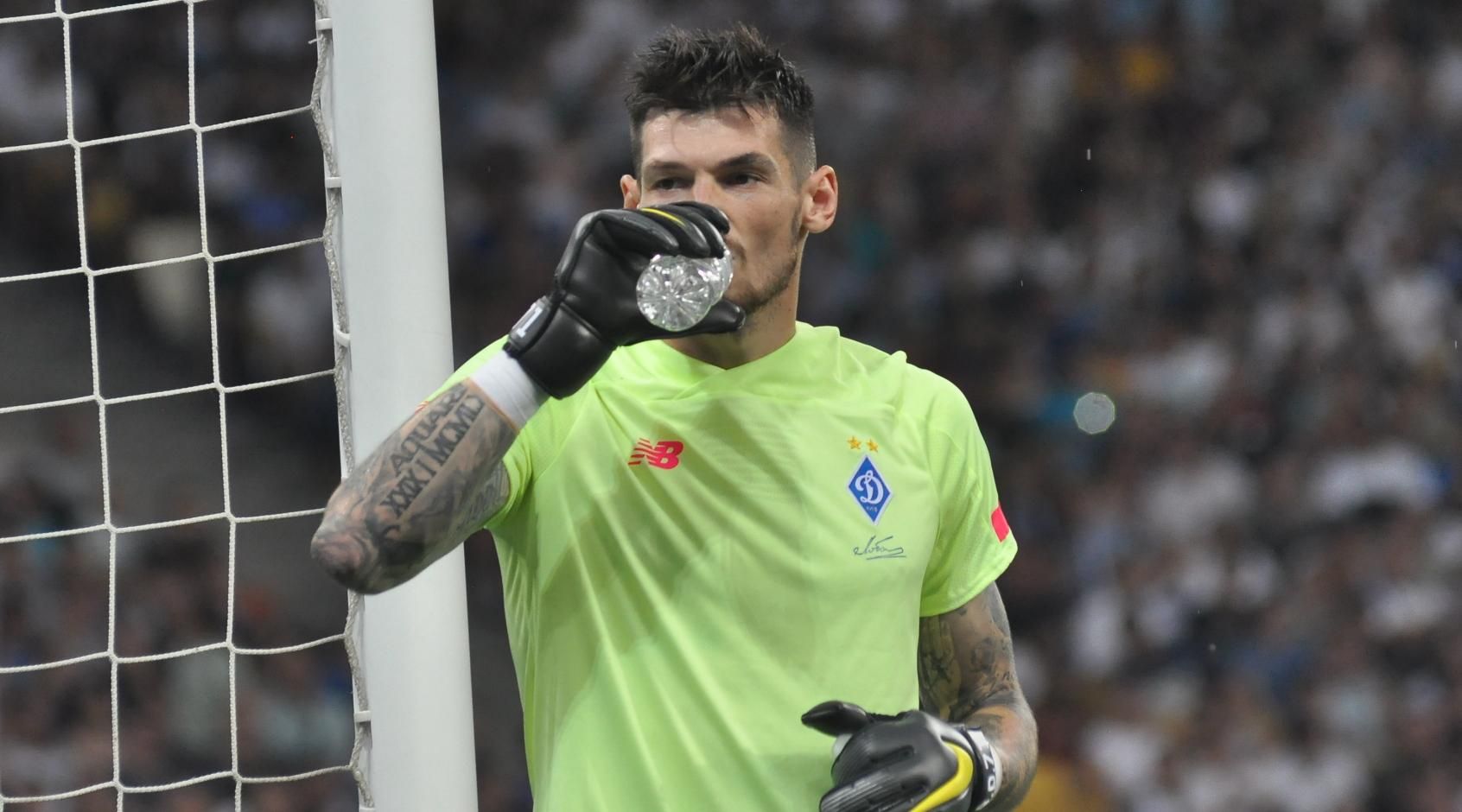 Воротар "Динамо" Бойко отримав розкішний подарунок від футболіста "МанСіті": фото Воротар "Динамо" Бойко отримав розкішний подарунок від футболіста "МанСіті": фото