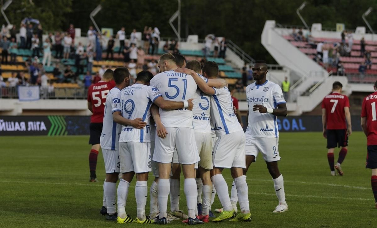 Украинцы на кураже: футболисты присоединились к разгрому соперника – видео Украинцы на кураже: футболисты присоединились к разгрому соперника – видео