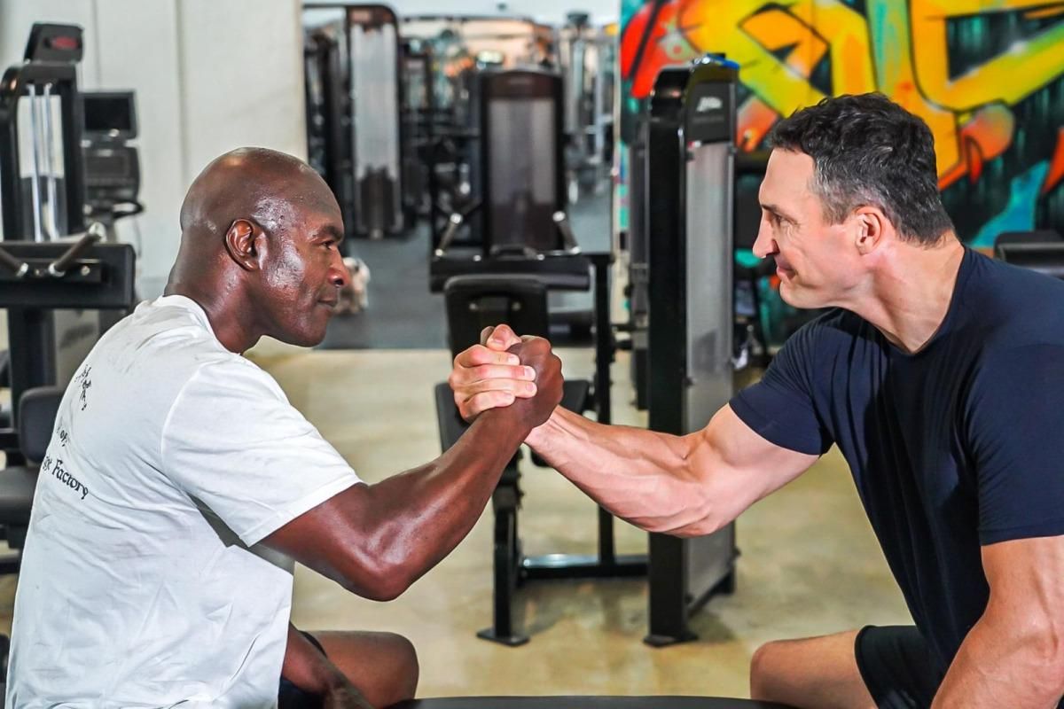 Легенды бокса: Кличко и Холифилд продолжают тренироваться вместе – фото Легенды бокса: Кличко и Холифилд продолжают тренироваться вместе – фото