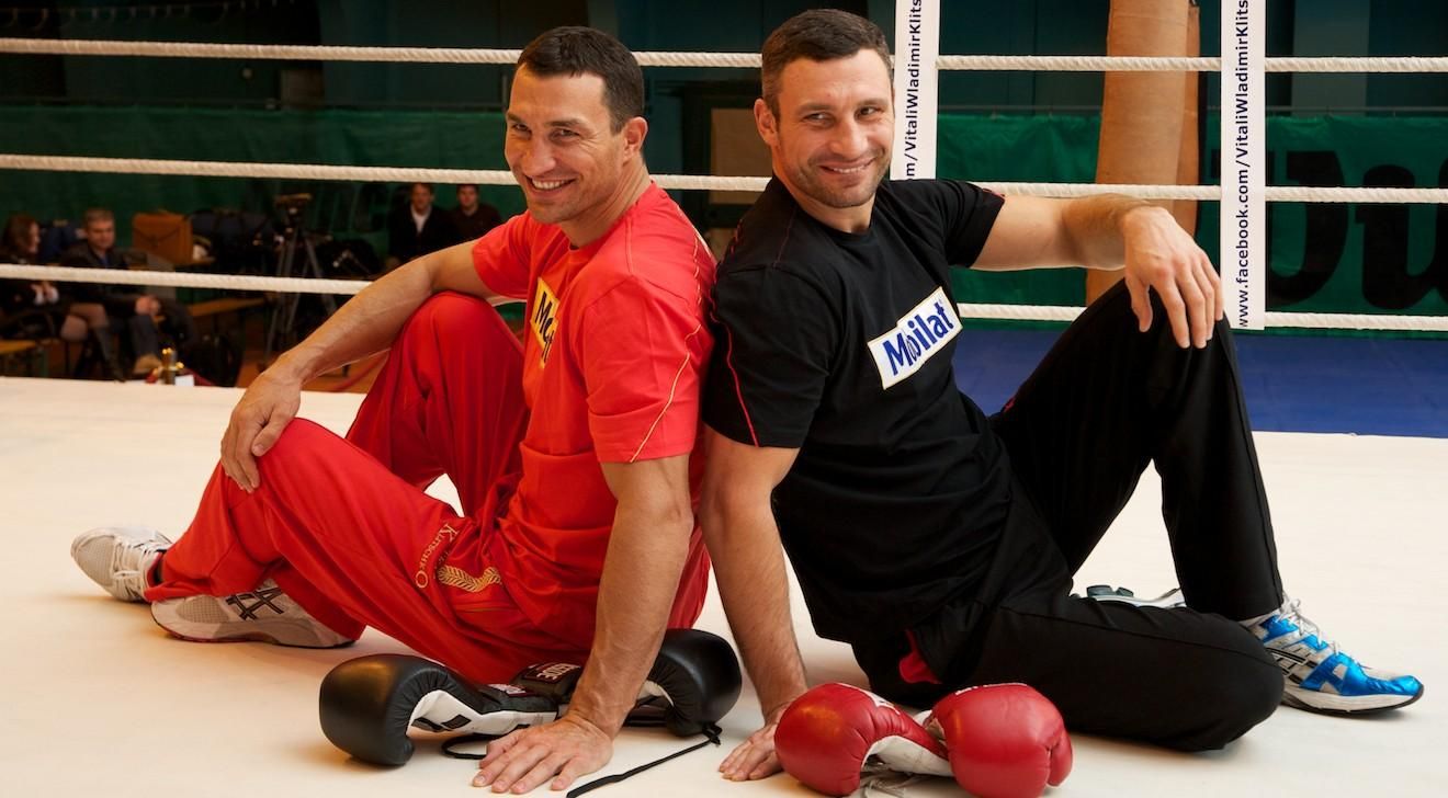 Братья Кличко встретились впервые после карантина и посоревновались в армреслинге: фото Братья Кличко встретились впервые после карантина и посоревновались в армреслинге: фото