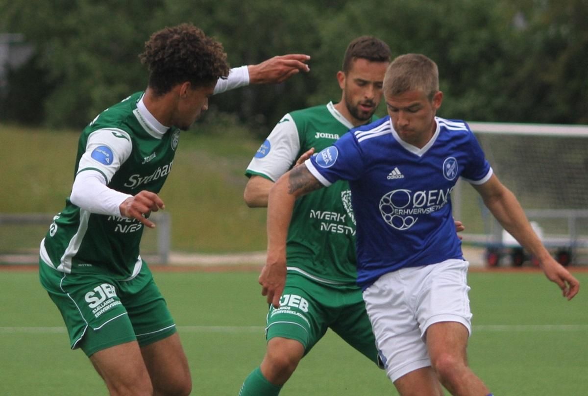 Голкипер решил стать бомбардиром и пропустил нелепый гол – видео Голкипер решил стать бомбардиром и пропустил нелепый гол – видео