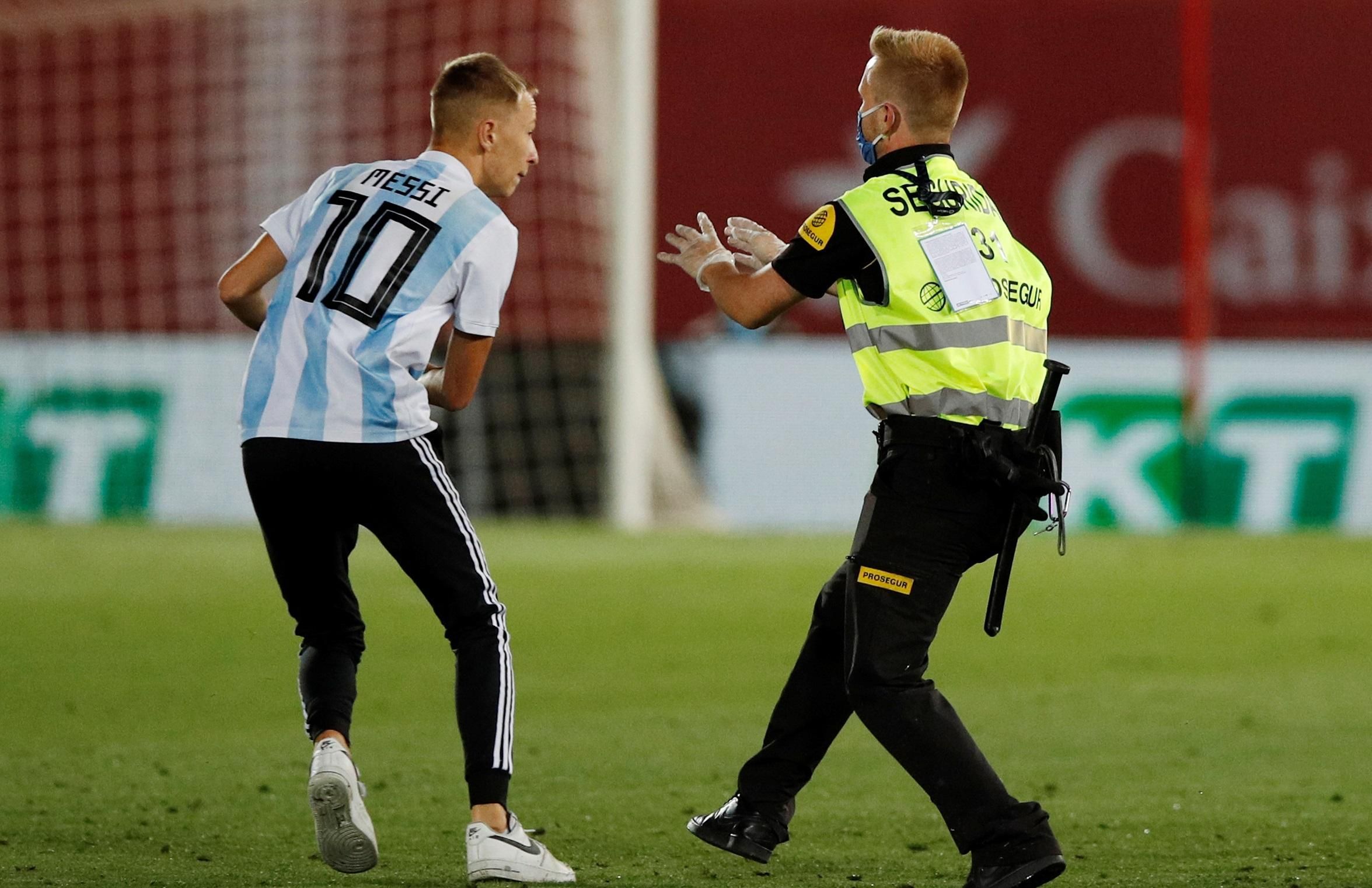 Откуда он взялся? Ла Лига подаст в суд на фаната, который выбежал на поле для фото с Месси–видео Откуда он взялся? Ла Лига подаст в суд на фаната, который выбежал на поле для фото с Месси–видео