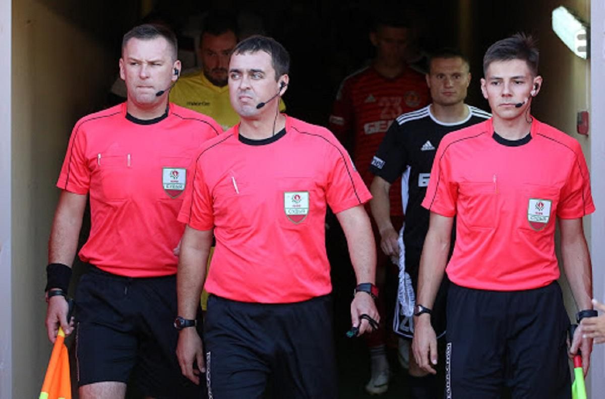 Неизвестные угрожали бригаде арбитров в Беларуси после матча команды украинского тренера Неизвестные угрожали бригаде арбитров в Беларуси после матча команды украинского тренера