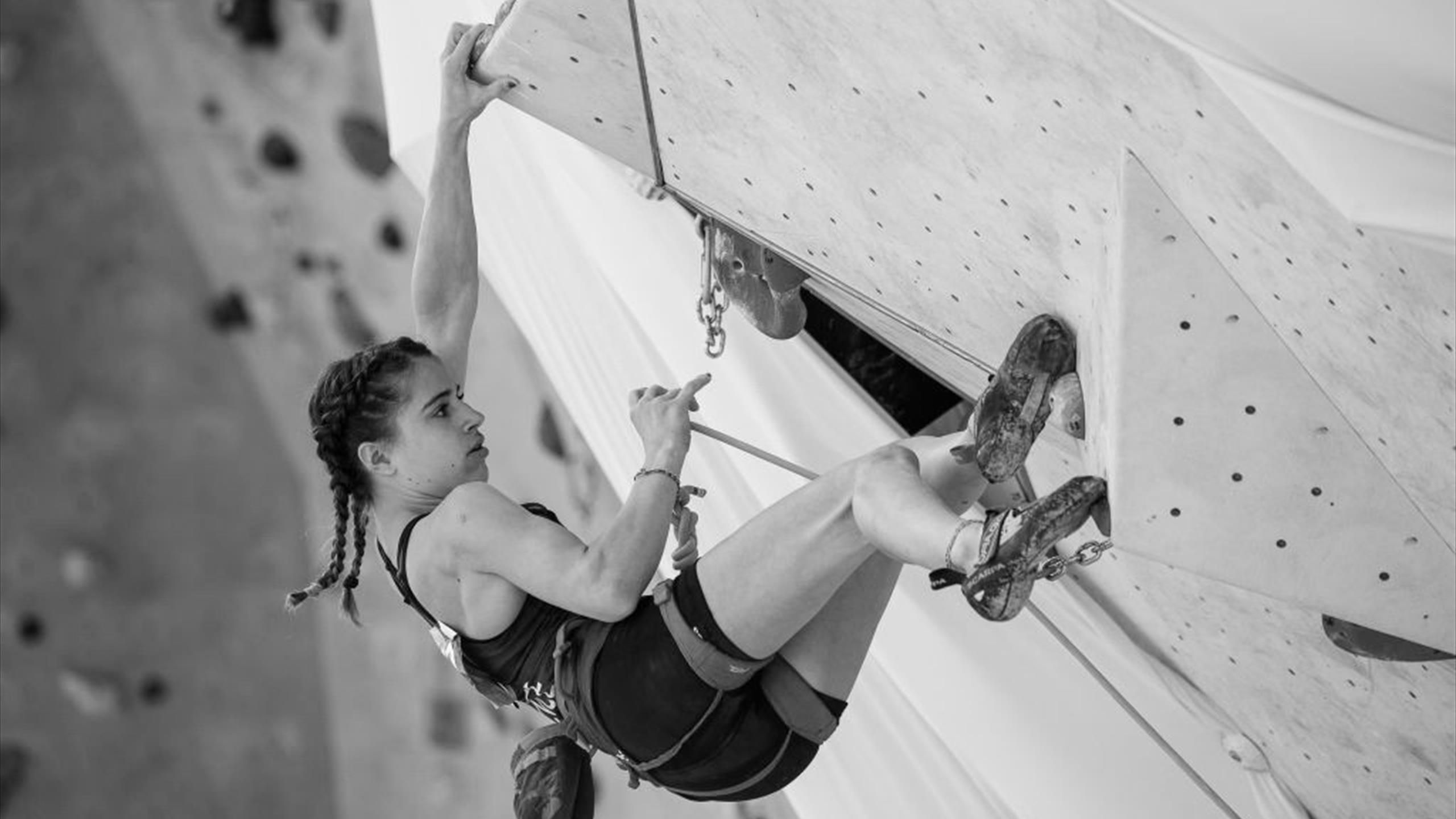 16-річна чемпіонка світу загинула, впавши з 150-метрової висоти 16-річна чемпіонка світу загинула, впавши з 150-метрової висоти