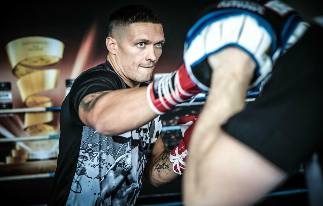 "Мир, добро, любовь": Усик нарисовал картину со странными инициалами – фото "Мир, добро, любовь": Усик нарисовал картину со странными инициалами – фото