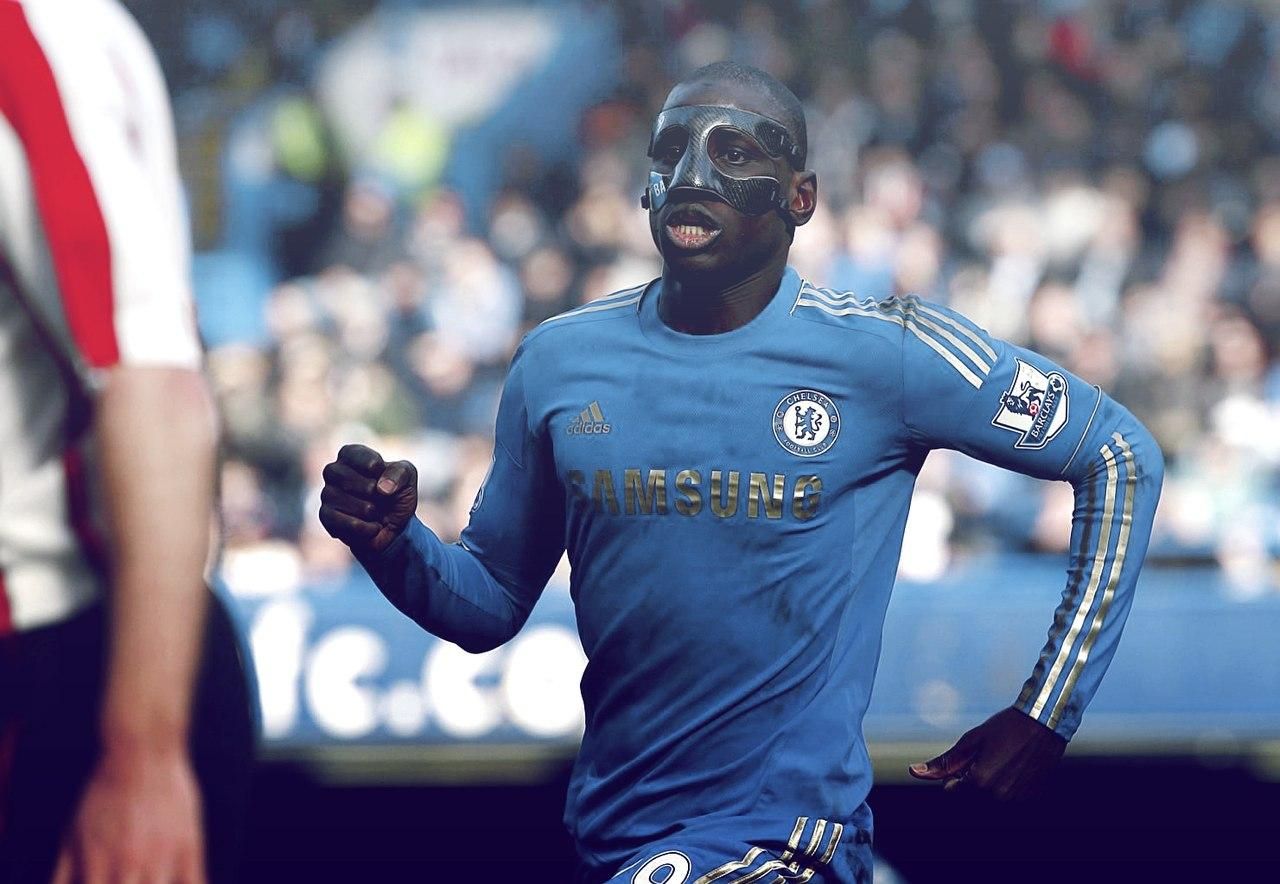 У Туреччині в ексфутболіста "Челсі" кинули пляшкою під час матчу без глядачів: фото У Туреччині в ексфутболіста "Челсі" кинули пляшкою під час матчу без глядачів: фото