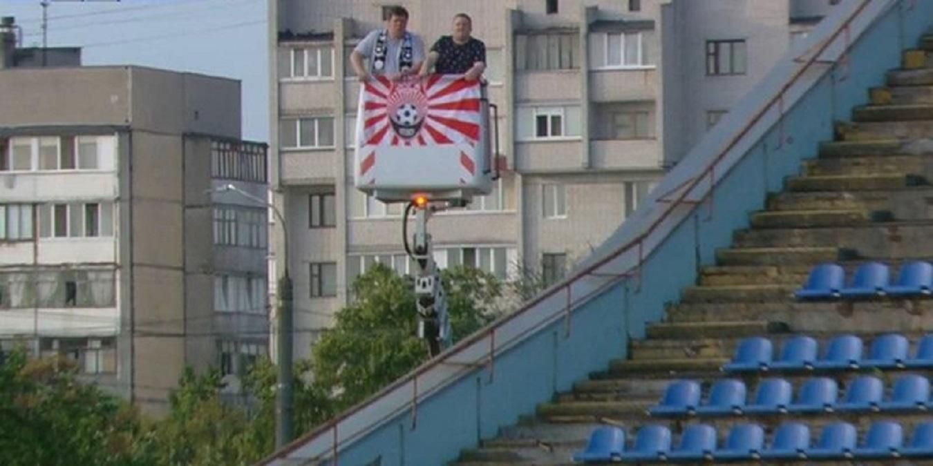 Фото дня: фанати "Зорі" орендували підйомний кран, щоб подивитися матч проти "Десни" Фото дня: фанати "Зорі" орендували підйомний кран, щоб подивитися матч проти "Десни"