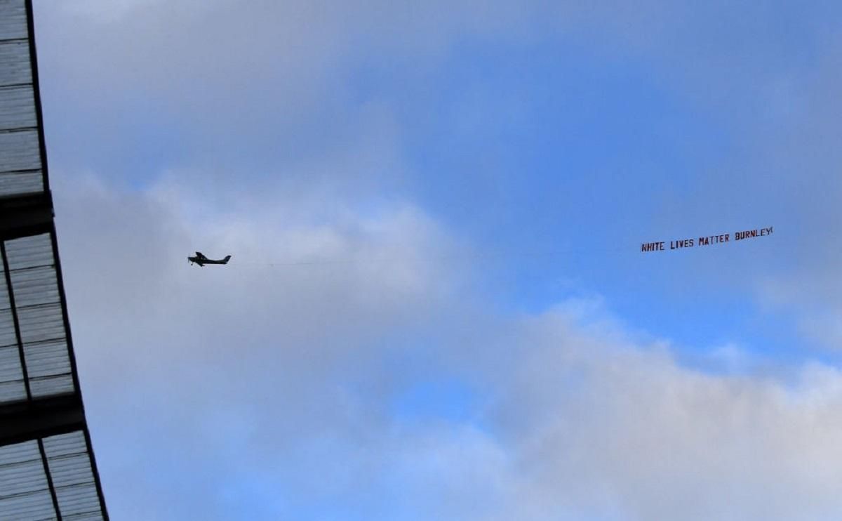 "Жизни белых важны": во время матча "Мансити" над стадионом кружил самолет с надписью