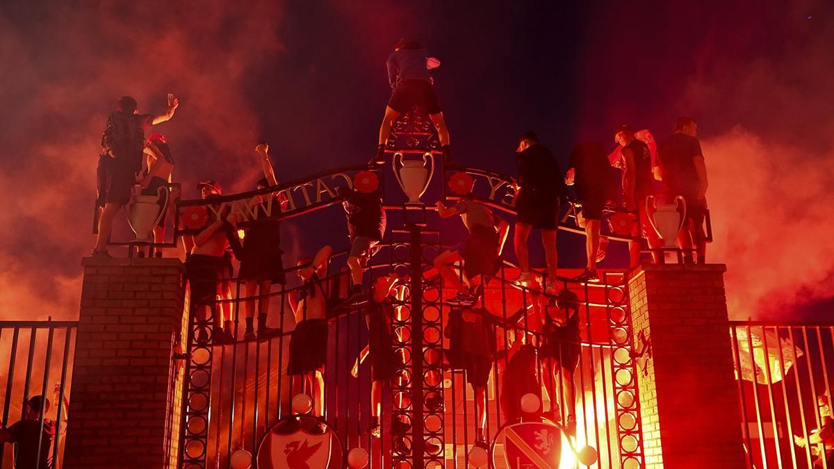 Фейерверки, тысячи людей на улице и слезы Клоппа: как празднуют чемпионство "Ливерпуля" – видео Фейерверки, тысячи людей на улице и слезы Клоппа: как празднуют чемпионство "Ливерпуля" – видео