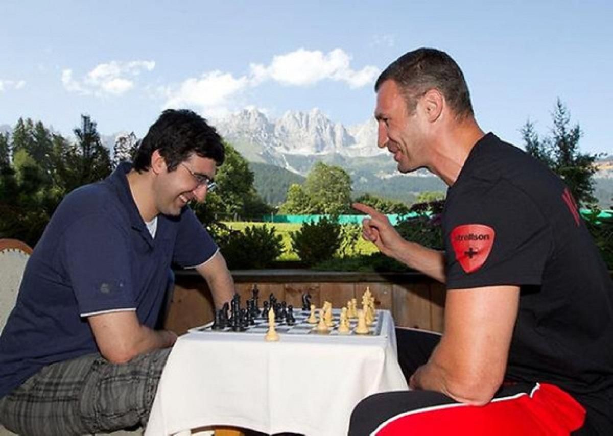 Кличко подарував юному переможцю з шахів гру з чемпіоном світу росіянином Крамником Кличко подарував юному переможцю з шахів гру з чемпіоном світу росіянином Крамником