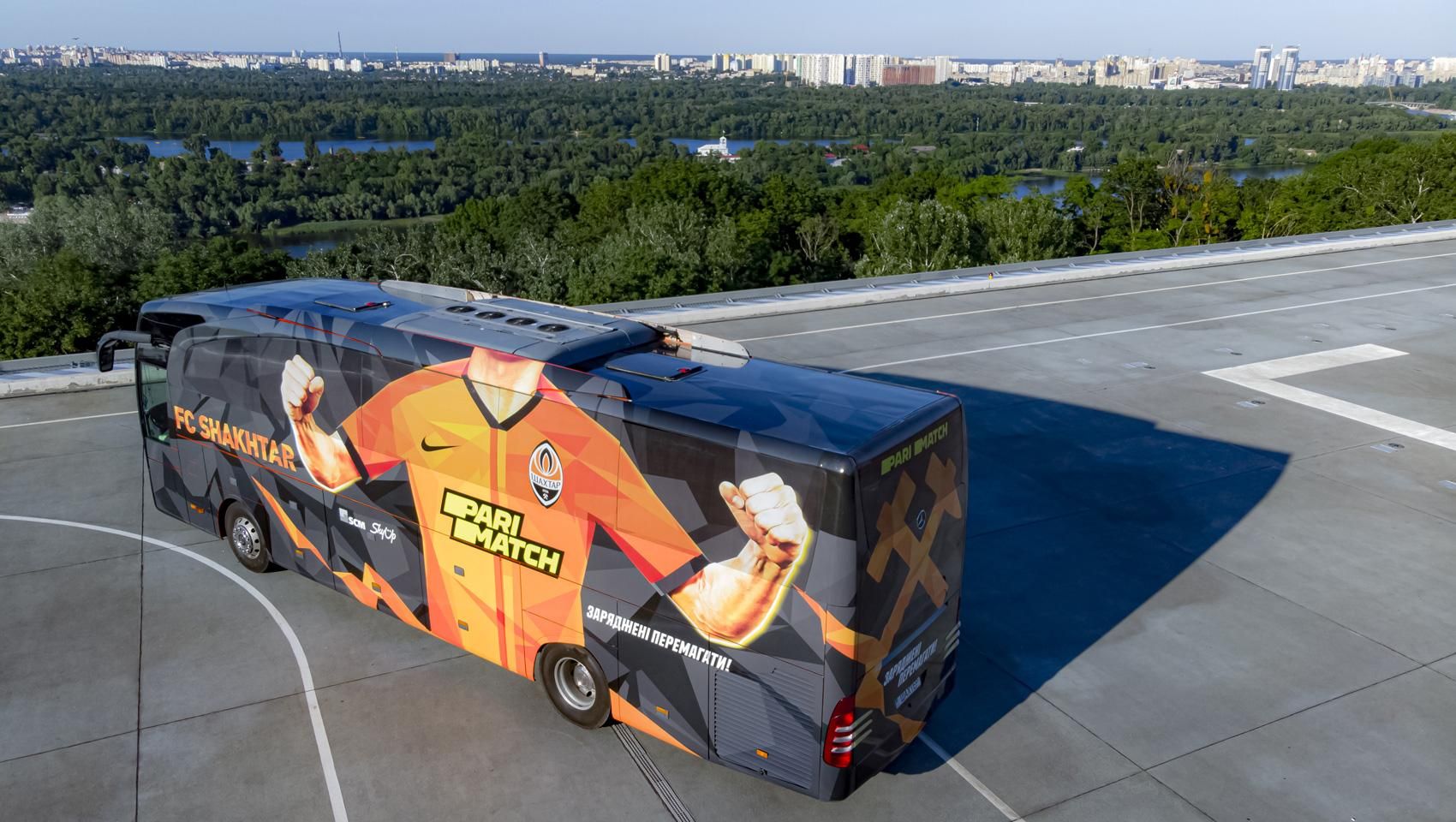 С историческим подтекстом: "Шахтер" представил новый дизайн клубного автобуса – фото С историческим подтекстом: "Шахтер" представил новый дизайн клубного автобуса – фото