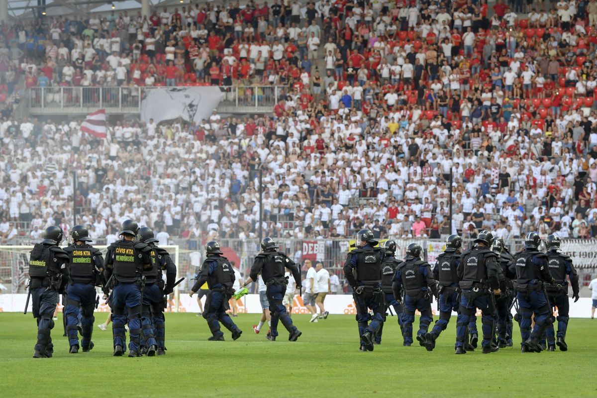 Едва не досталось украинцам: фаны клуба из Венгрии выбежали на поле выяснить отношения с игрокам Едва не досталось украинцам: фаны клуба из Венгрии выбежали на поле выяснить отношения с игрокам