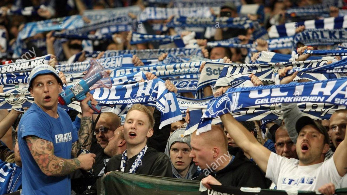 Болельщики "Шальке" отправили президента клуба в отставку Болельщики "Шальке" отправили президента клуба в отставку