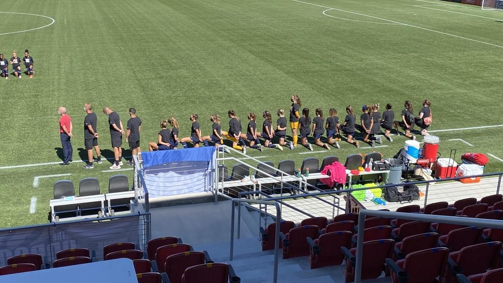 В США футболістки відмовляються ставати на коліно на підтримку руху BLM: фото В США футболістки відмовляються ставати на коліно на підтримку руху BLM: фото