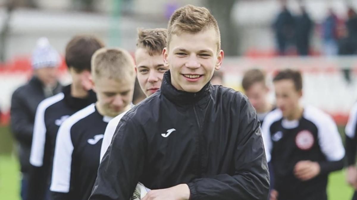 У Росії блискавка влучила у футболіста: моторошне відео У Росії блискавка влучила у футболіста: моторошне відео