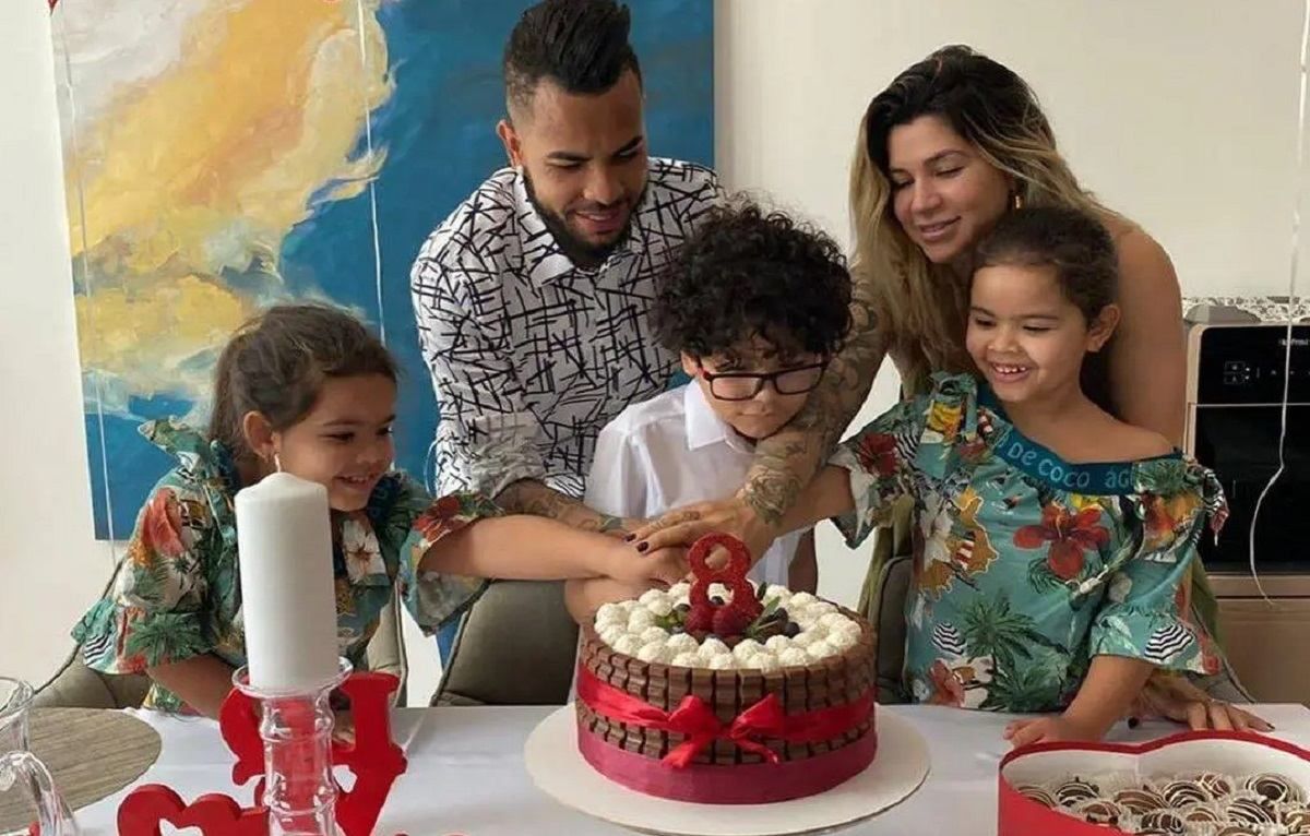 Жертвами стали діти: дружина футболіста "Шахтаря" поскаржилася на расизм в Україні Жертвами стали діти: дружина футболіста "Шахтаря" поскаржилася на расизм в Україні