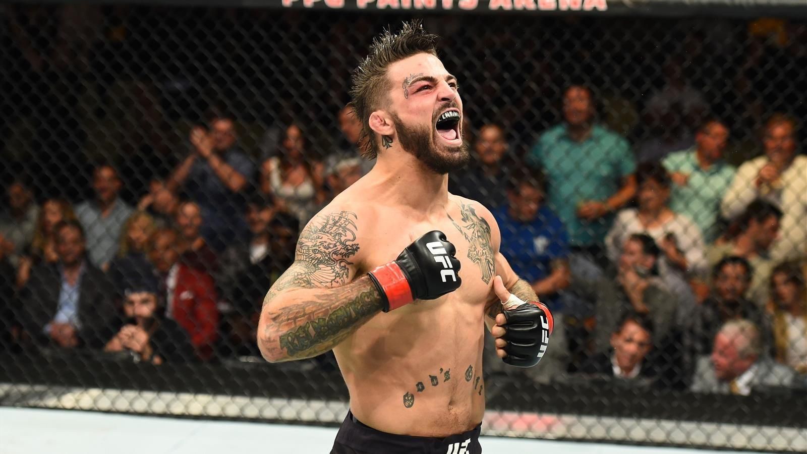 Боєць UFC ударом в обличчя збив з ніг літнього чоловіка в ресторані: відео Боєць UFC ударом в обличчя збив з ніг літнього чоловіка в ресторані: відео