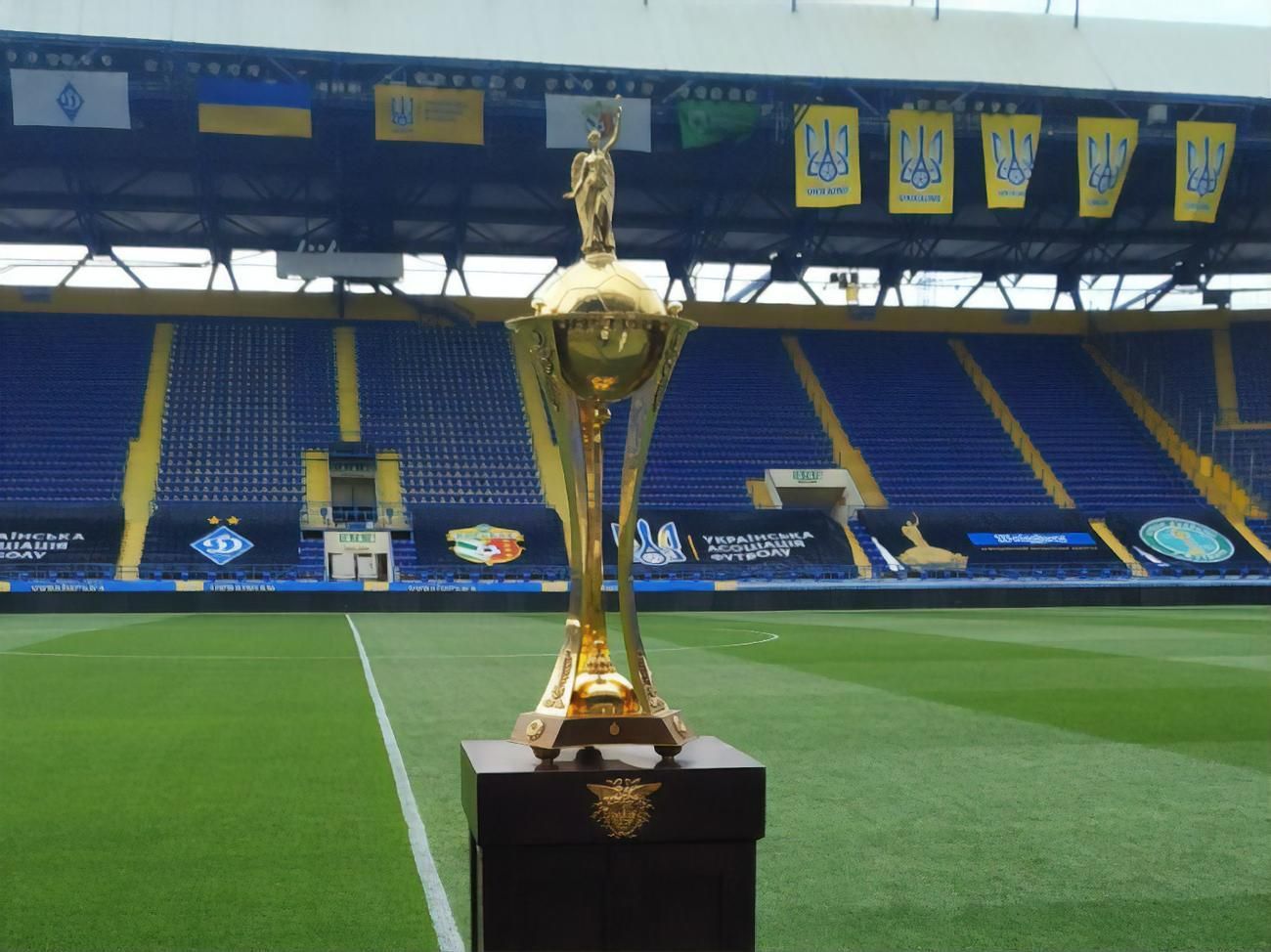 "Динамо" виставить Кубок України для вболівальників: де можна побачити трофей "Динамо" виставить Кубок України для вболівальників: де можна побачити трофей