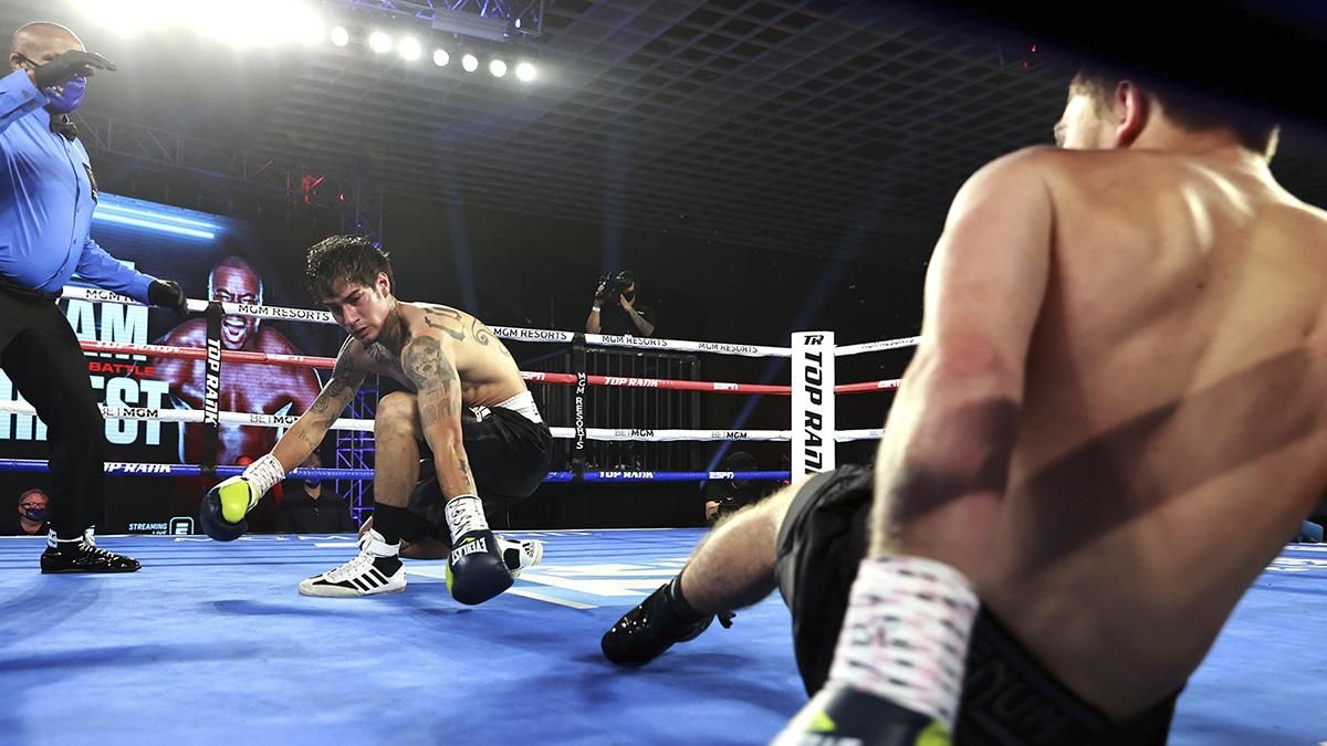 Двойной нокдаун: боксеры встречными ударами завалили друг друга – видео Двойной нокдаун: боксеры встречными ударами завалили друг друга – видео