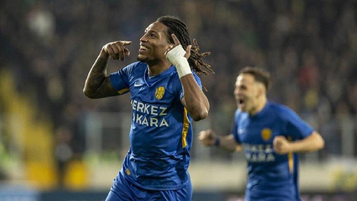 Одиозный легионер "Динамо" Родригес избил своего одноклубника: фото Одиозный легионер "Динамо" Родригес избил своего одноклубника: фото