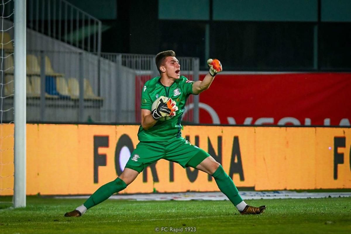 Вратарь дважды подряд отбил пенальти в матче, но вместо этого его удалили с поля – видео Вратарь дважды подряд отбил пенальти в матче, но вместо этого его удалили с поля – видео