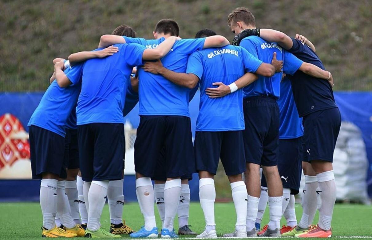 В России арбитр ударил игрока в лицо во время матча – его подозревают в ставках прямо на поле В России арбитр ударил игрока в лицо во время матча – его подозревают в ставках прямо на поле