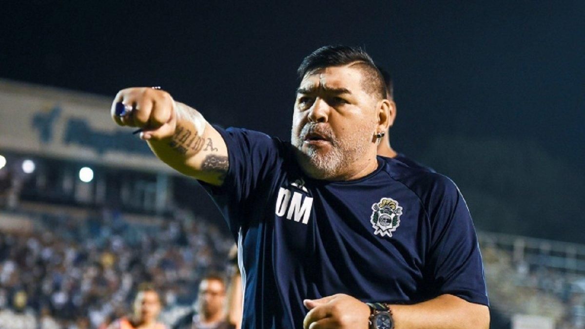 Как полицейский: одиозный Марадона выехал на поле с сиренами и мигалками – видео