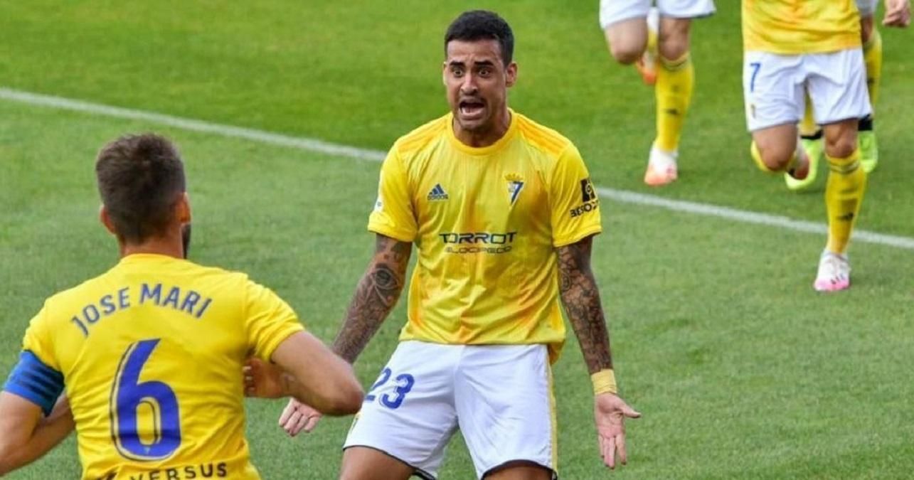 Отпраздновал выход в Ла Лигу: игрока "Кадиса" обвинили в употреблении наркотиков