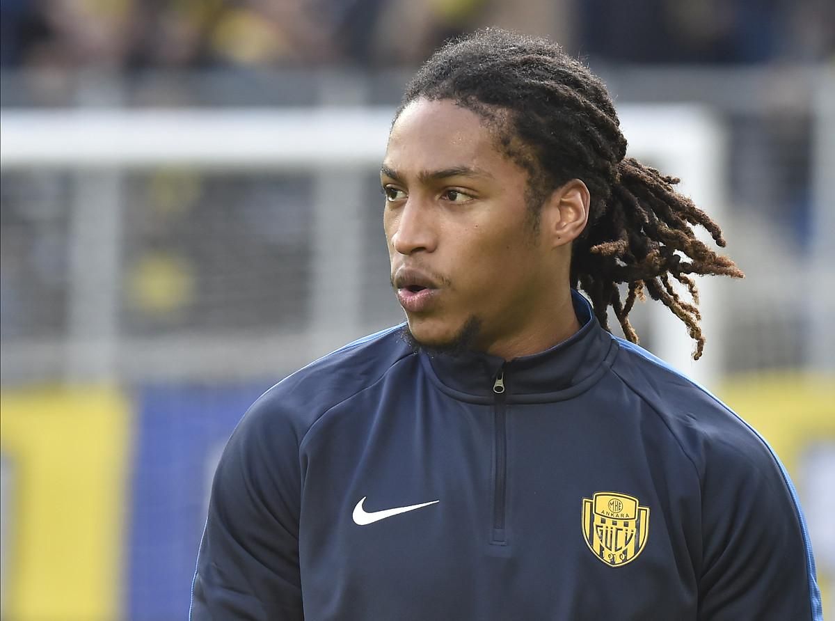 Выгнали с тренировки: игроки турецкого клуба хотят, чтобы форвард "Динамо" покинул клуб Выгнали с тренировки: игроки турецкого клуба хотят, чтобы форвард "Динамо" покинул клуб