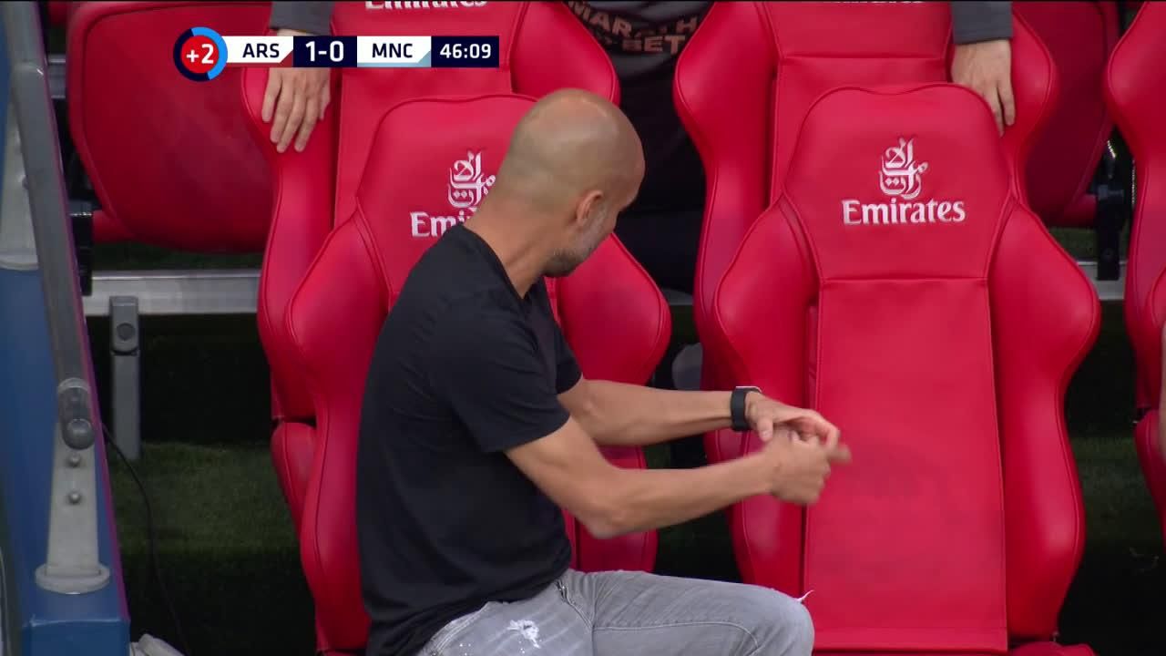 Как Гвардиола пообщался с воображаемым ассистентом во время матча "МанСити": смешное видео Как Гвардиола пообщался с воображаемым ассистентом во время матча "МанСити": смешное видео