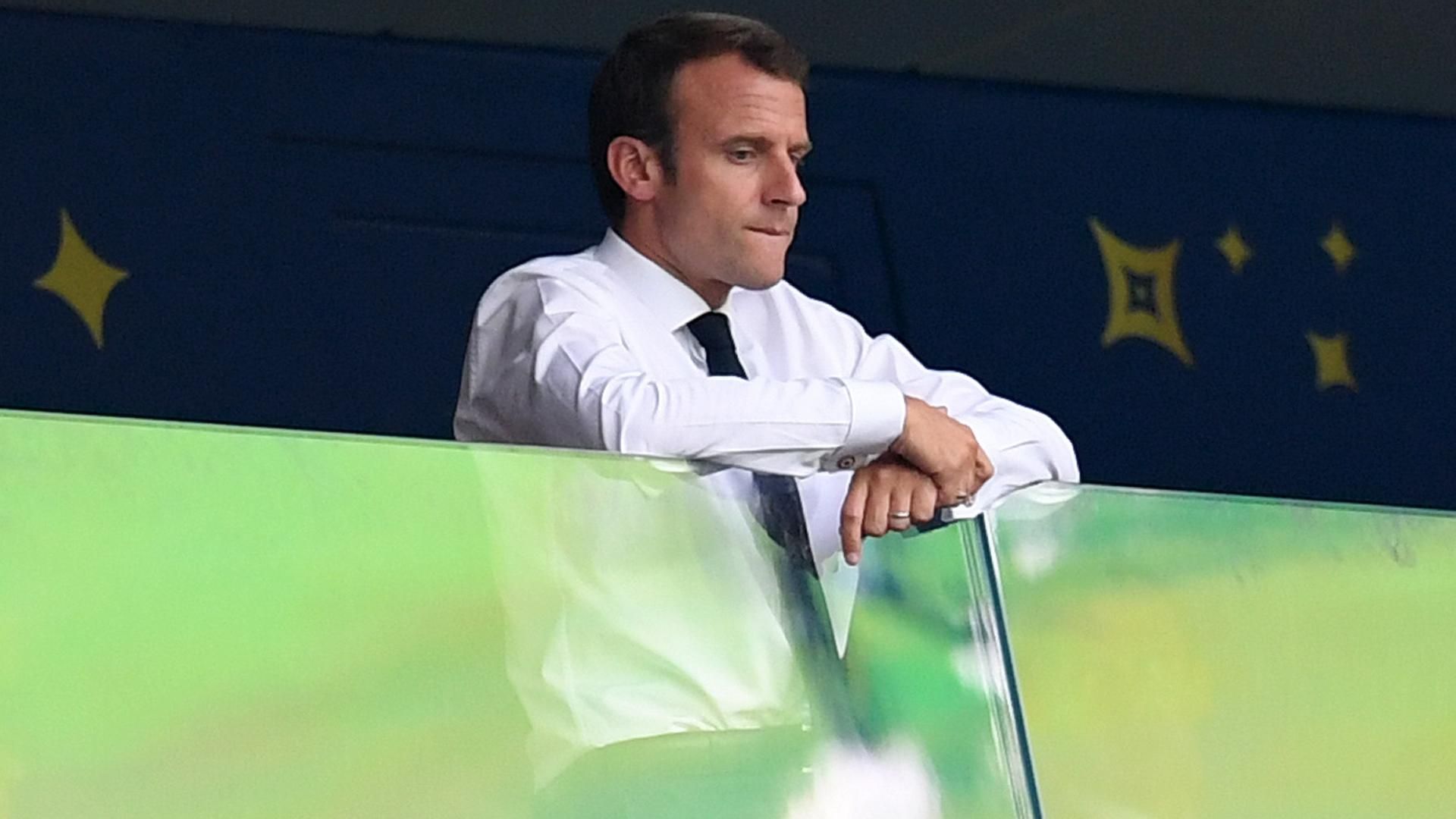 Президент Франції Макрон зацідив м'ячем у голову підлітка: відео Президент Франції Макрон зацідив м'ячем у голову підлітка: відео