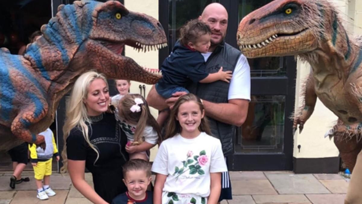 Динозавры чуть не съели Тайсона Фьюри: видео Динозавры чуть не съели Тайсона Фьюри: видео