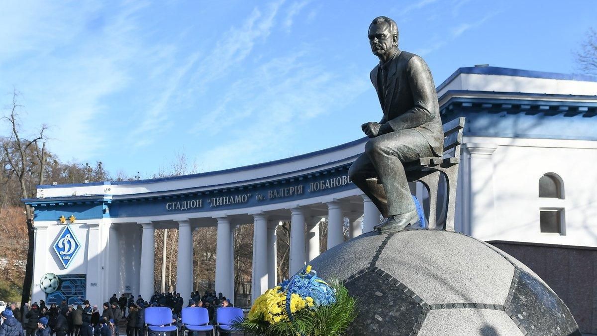 Краще йому це не бачити: ультрас зав'язали пам'ятнику Лобановському очі – фото