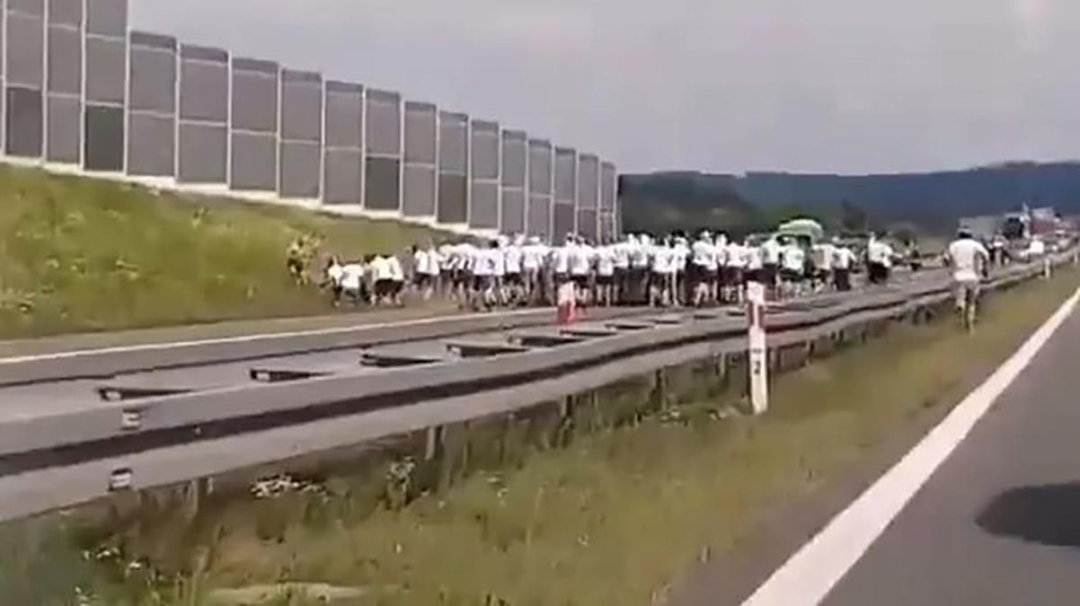 Фанаты в Польше устроили массовую драку посреди автострады: видео