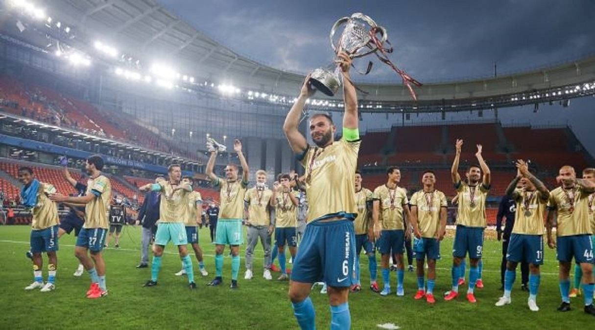 Епічний фейл: команда Ракіцького розбила виграний кубок Росії – відео Епічний фейл: команда Ракіцького розбила виграний кубок Росії – відео