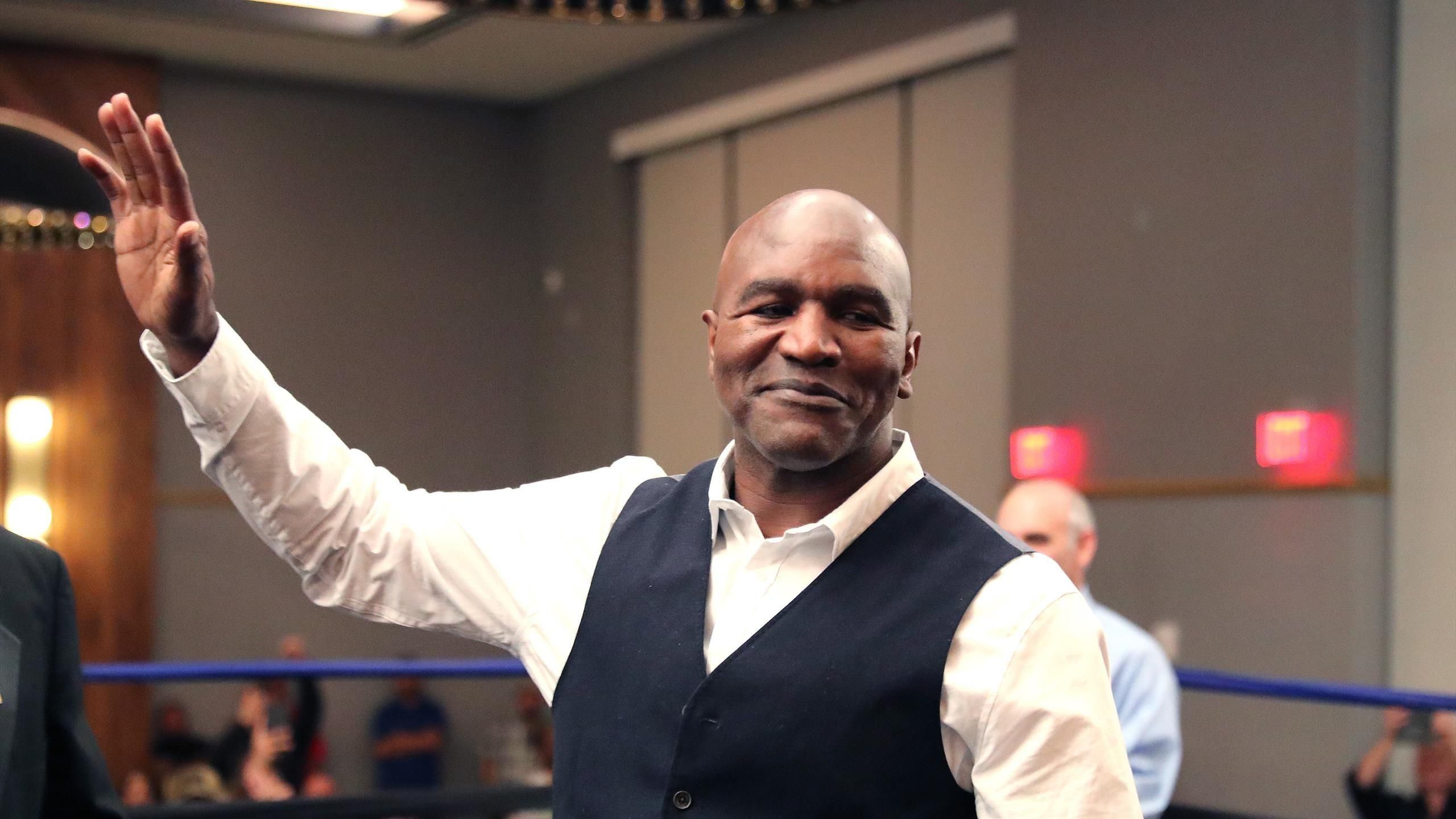 Легендарний Холіфілд важко тренується під наглядом Кличка: відео Легендарний Холіфілд важко тренується під наглядом Кличка: відео