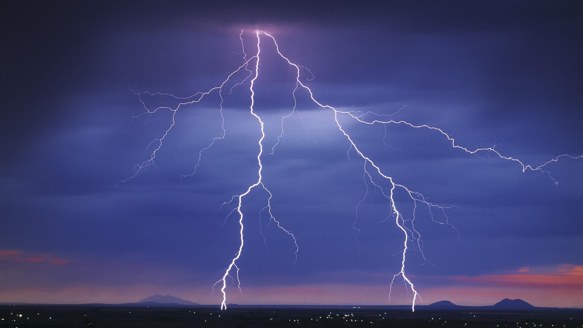 Удар блискавки вбив двох футболісток в Мексиці, ще троє потрапили до лікарні Удар блискавки вбив двох футболісток в Мексиці, ще троє потрапили до лікарні