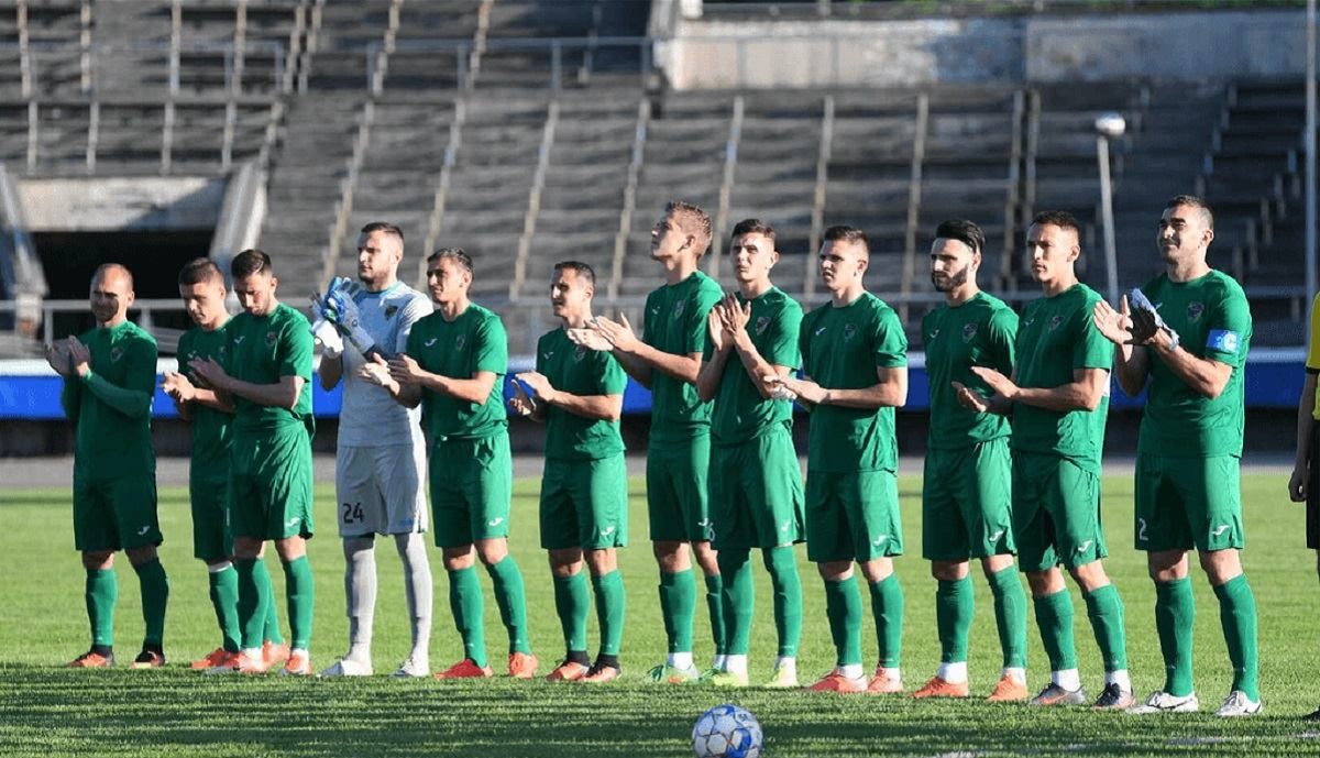 Мер Івано-Франківська потролив гравців "Прикарпаття", подарувавши українську абетку Мер Івано-Франківська потролив гравців "Прикарпаття", подарувавши українську абетку