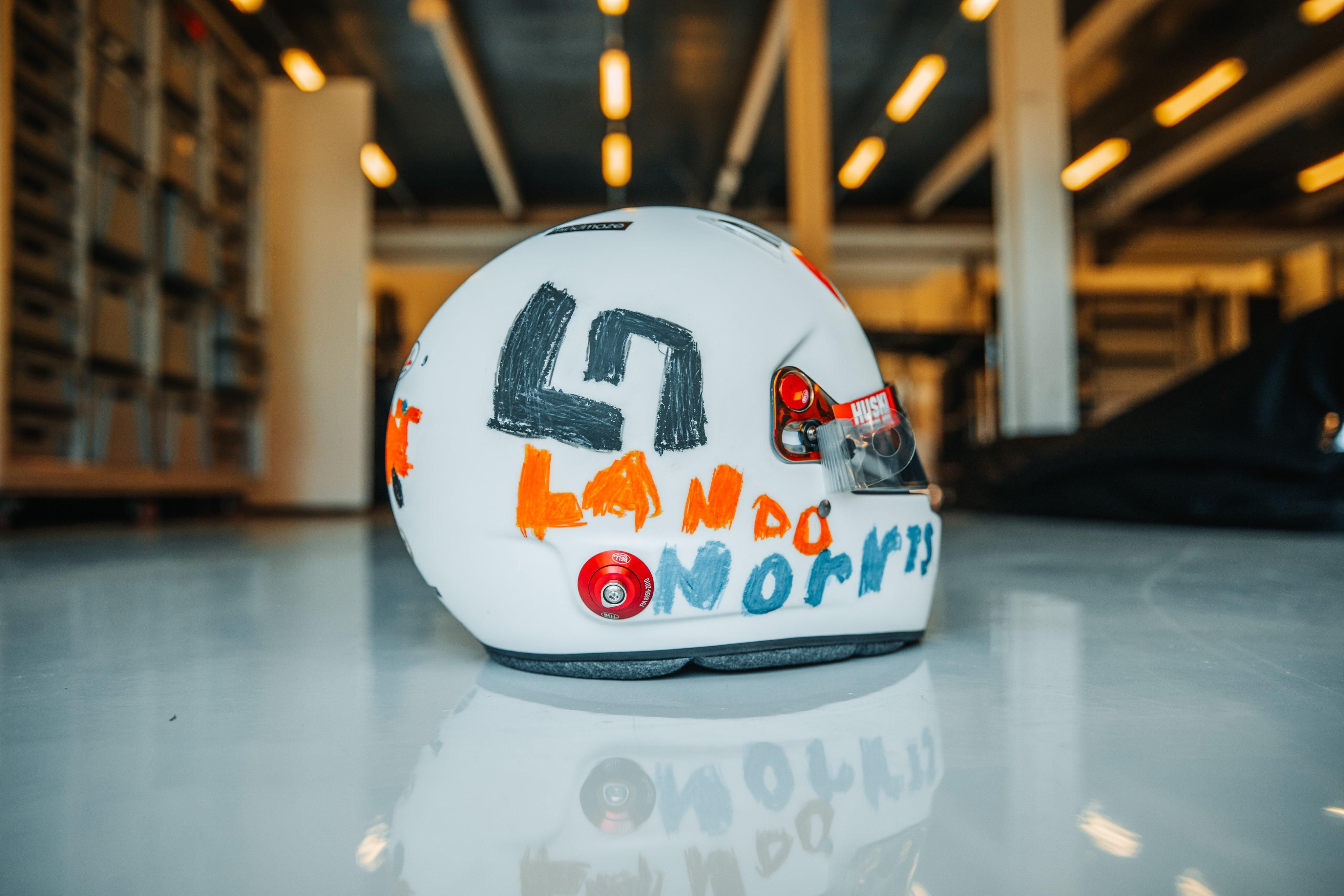 Пілот Формули-1 виступить на перегонах у шоломі, дизайн якого розробила 6-річна дівчинка: фото
