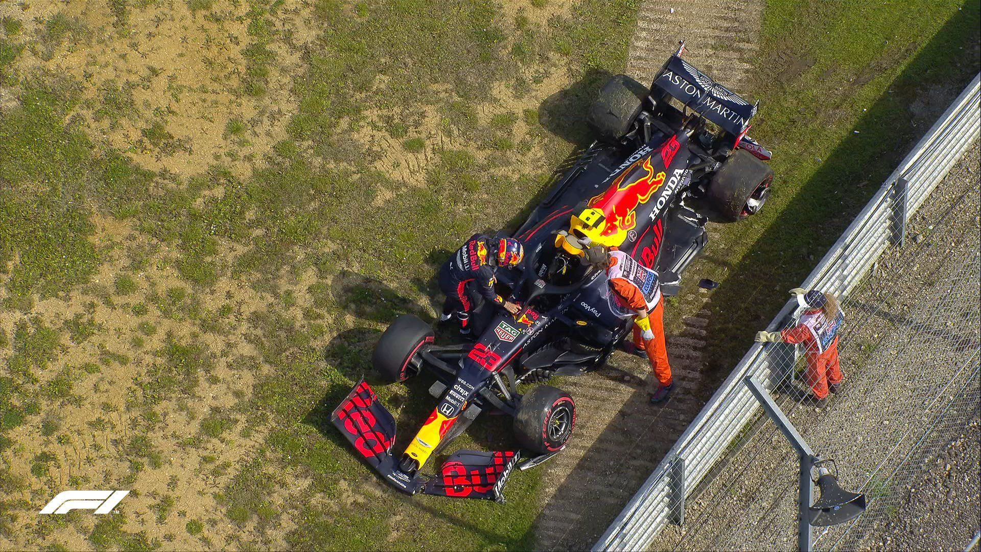 Пилот команды Формулы-1 разбил болид во время практики Гран-при Великобритании: видео Пилот команды Формулы-1 разбил болид во время практики Гран-при Великобритании: видео