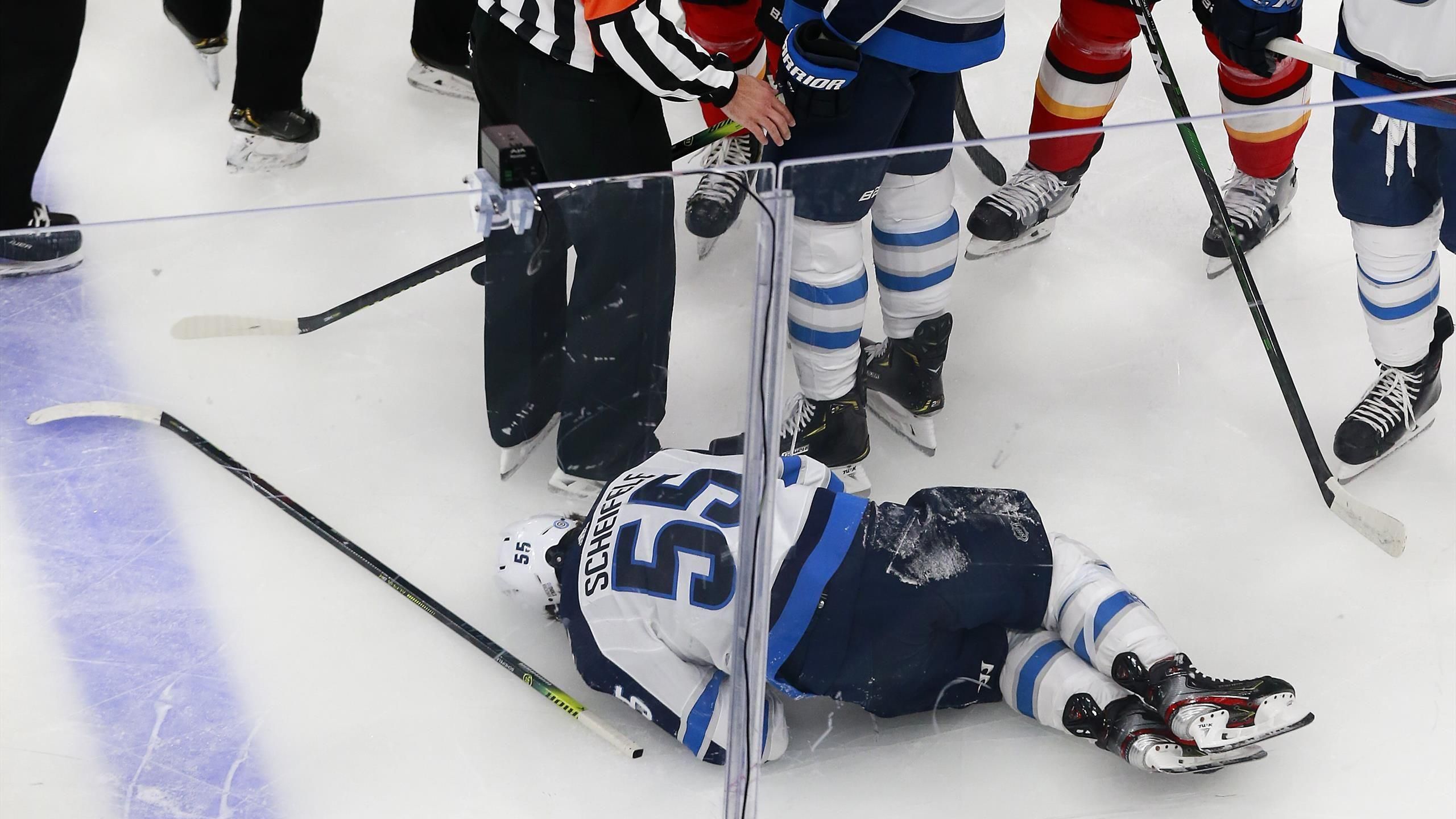 Хоккеист лезвием травмировал соперника на матче НХЛ, а после этого избил его партнера: видео