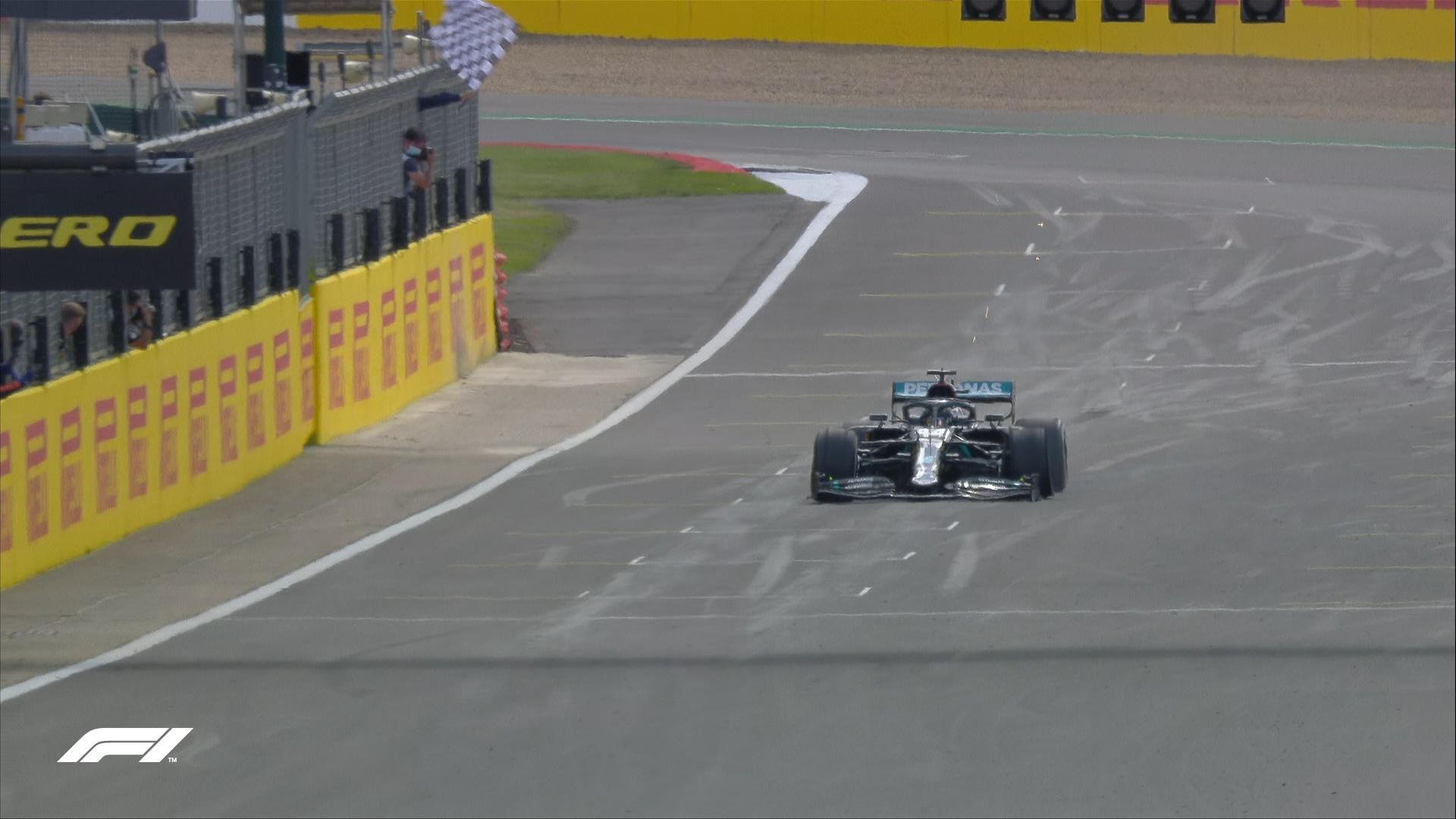 Хемілтон переміг на гран-прі Великої Британії, фінішувавши на трьох колесах: відео Хемілтон переміг на гран-прі Великої Британії, фінішувавши на трьох колесах: відео