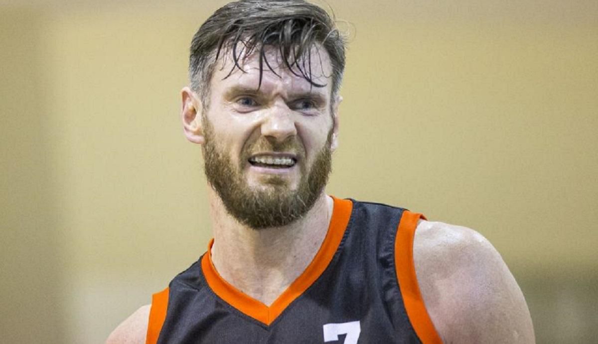 Баскетболіст відправив у нокаут суперника ударом ліктя в голову: відео Баскетболіст відправив у нокаут суперника ударом ліктя в голову: відео