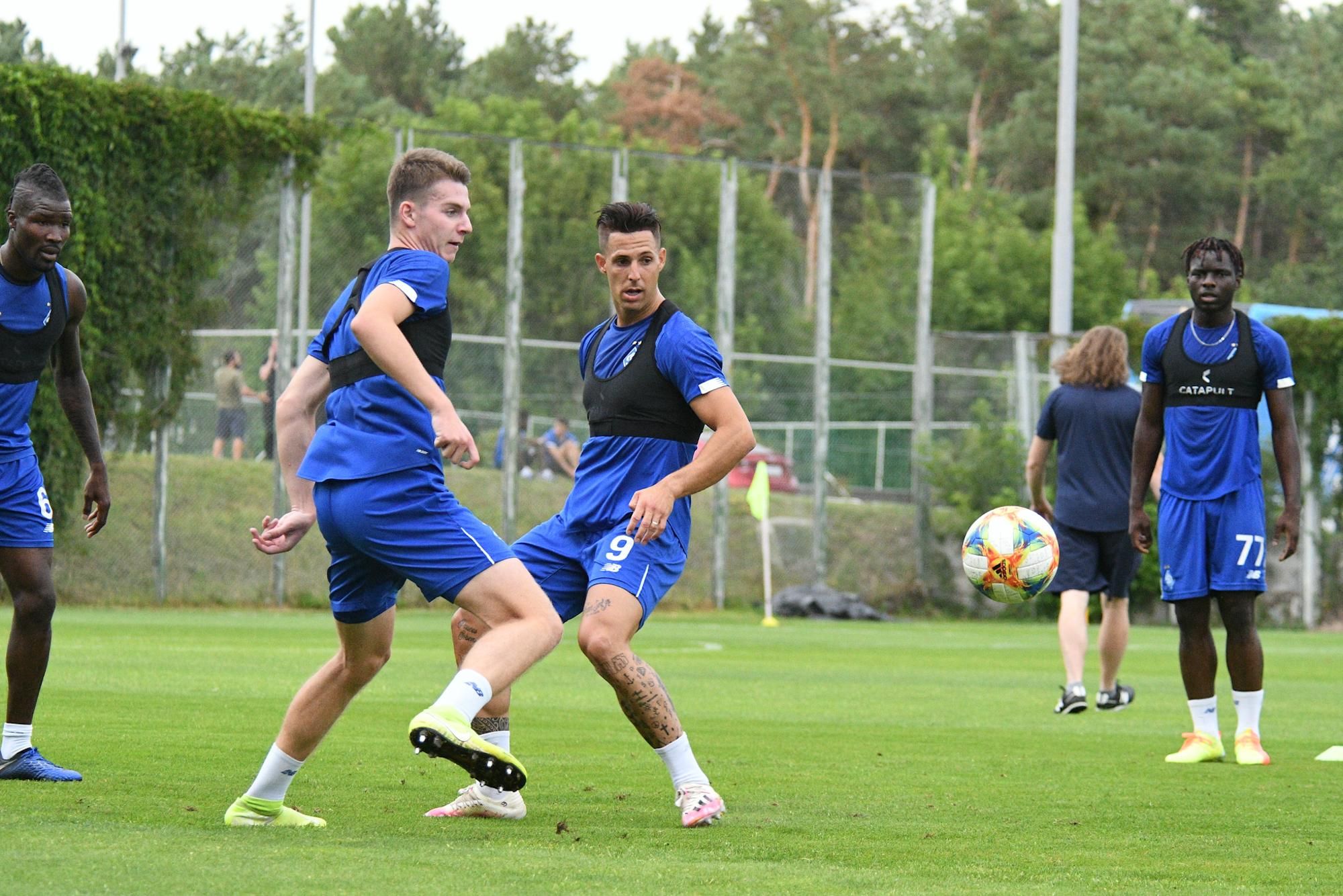 Журналист раскрыл детали происходящего на первых тренировках Луческу в "Динамо" Журналист раскрыл детали происходящего на первых тренировках Луческу в "Динамо"