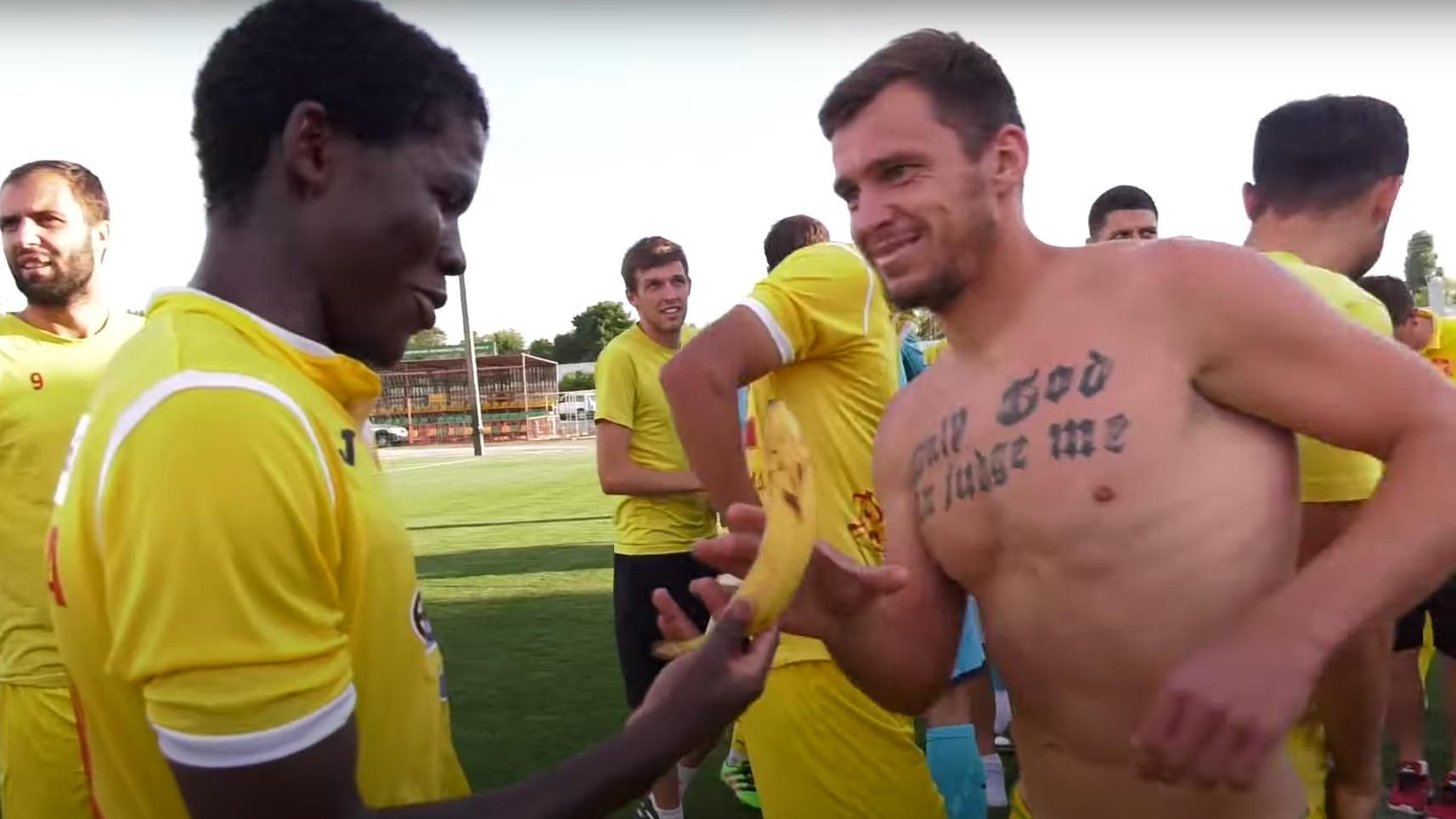 Африканський форвард "Інгульця" Мкомола забив два голи та отримав за це половинку банана: відео